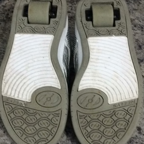 Kids silver heely’s - Picture 3 of 4